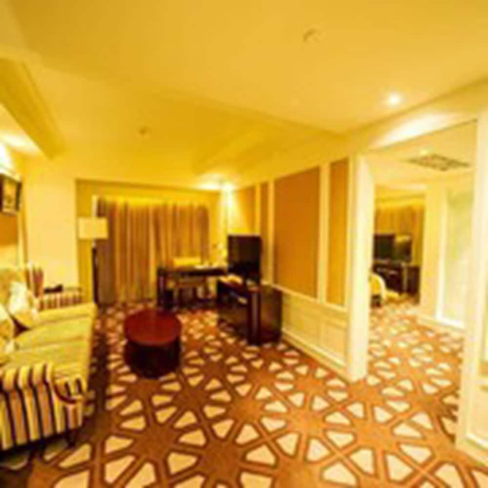 Paramount Deluxe Room