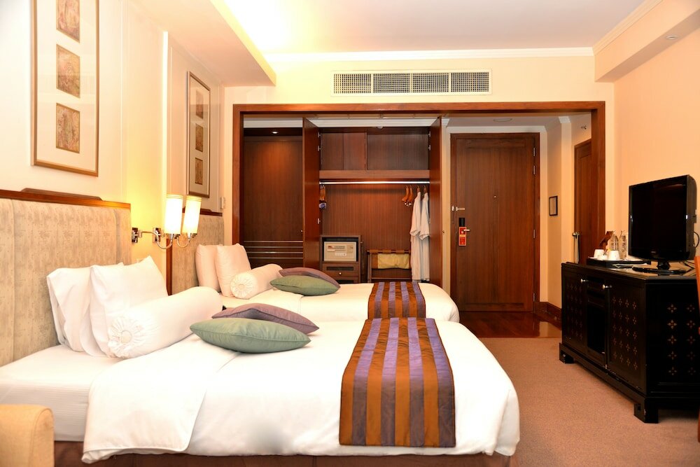 Gardens Club Room, Bathtub