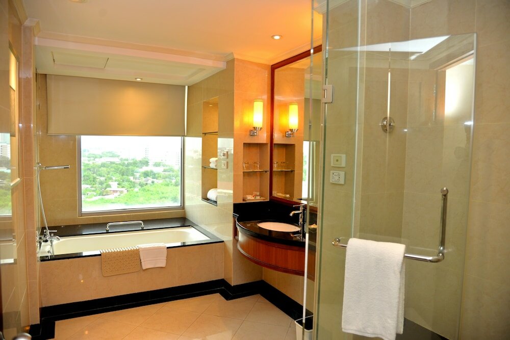 Gardens Club Room, Bathtub