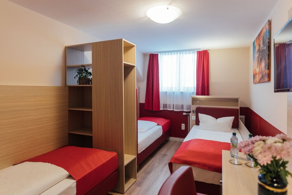 Economy Triple Room (Souterrain)