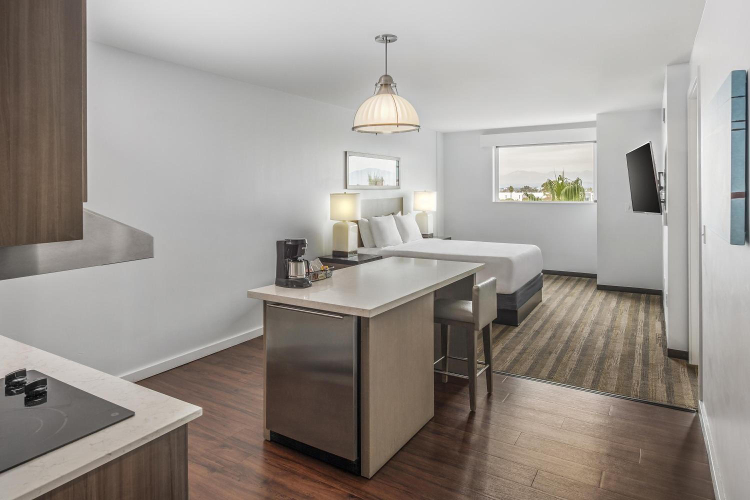 Den Guestroom with Two Queen Beds and Bath Tub - Mobility Accessible