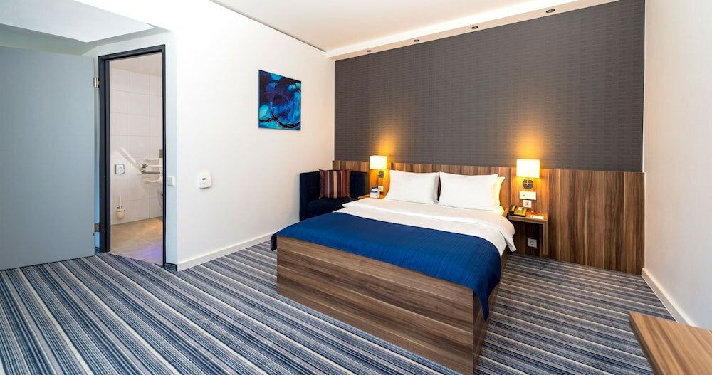 Standard Room, 1 Queen Bed, Mobility Accessible