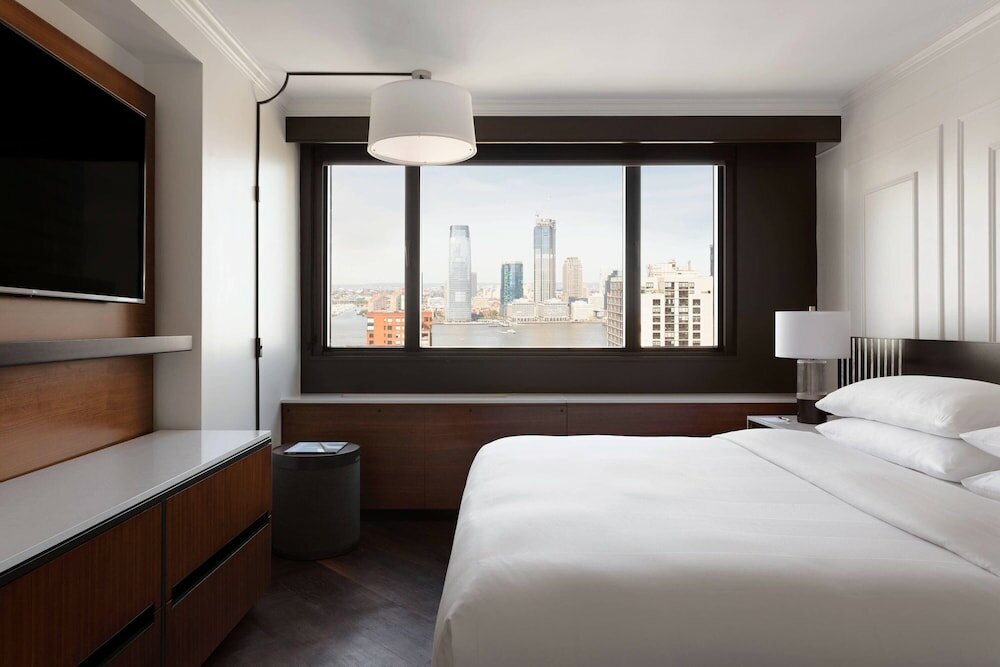 Deluxe Room, 1 King Bed (Mobility/Hearing Accessible, Tub)