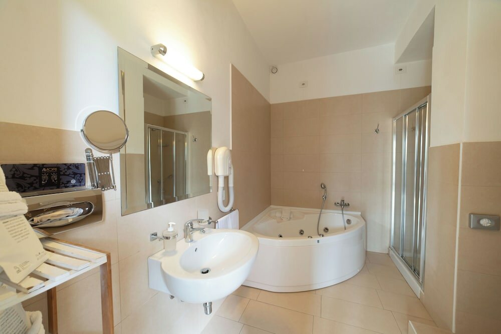 Junior Studio Suite, Jetted Tub, Garden View
