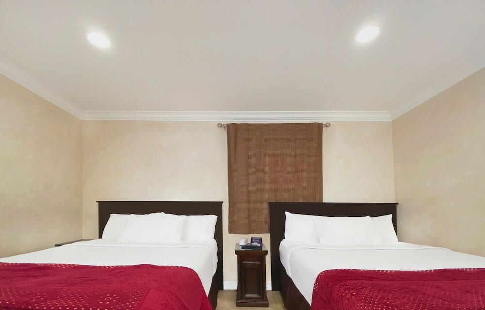 Family Double Room, 2 Queen Beds, Non Smoking, Refrigerator & Microwave