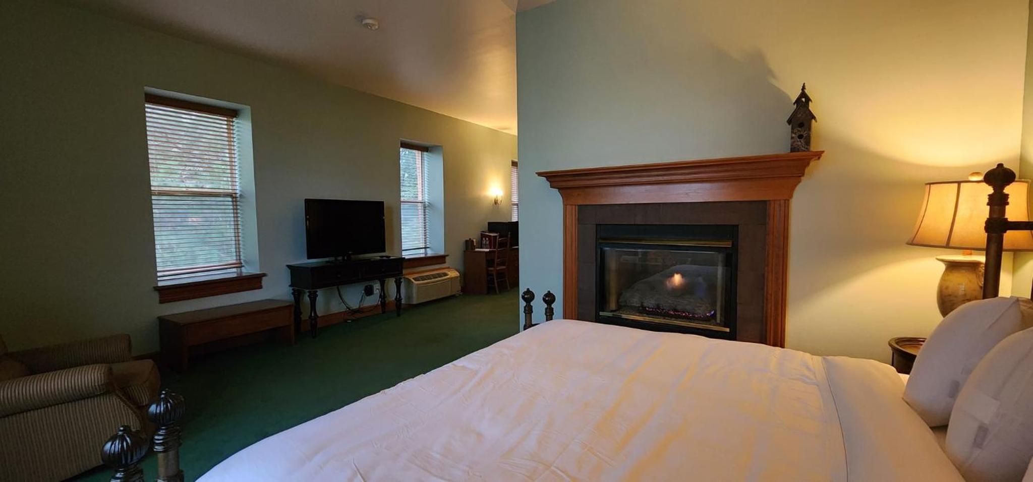 Deluxe King Suite