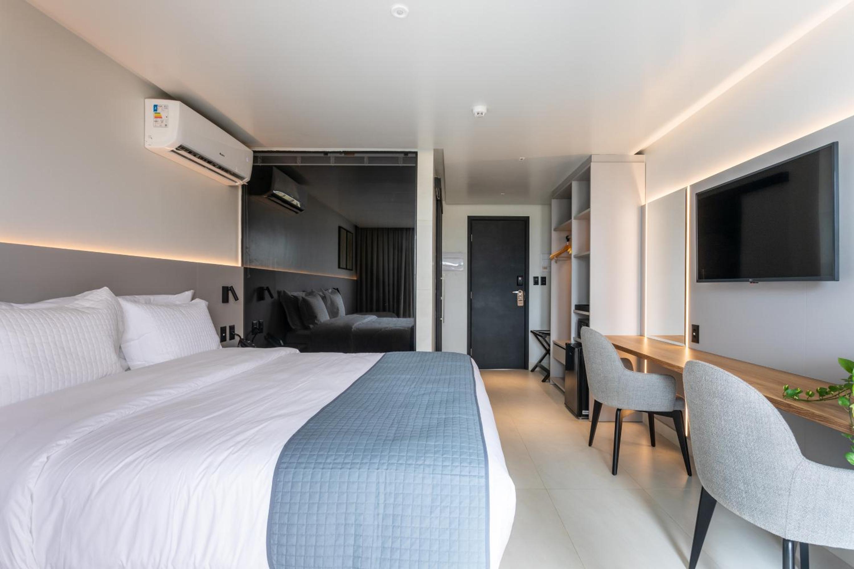 Deluxe Suite with Spa Bath