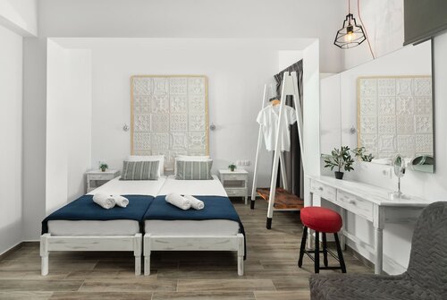 Трехместный номер, вид на море, с выходом к бассейну в Pefkos View Suites & Maisonette