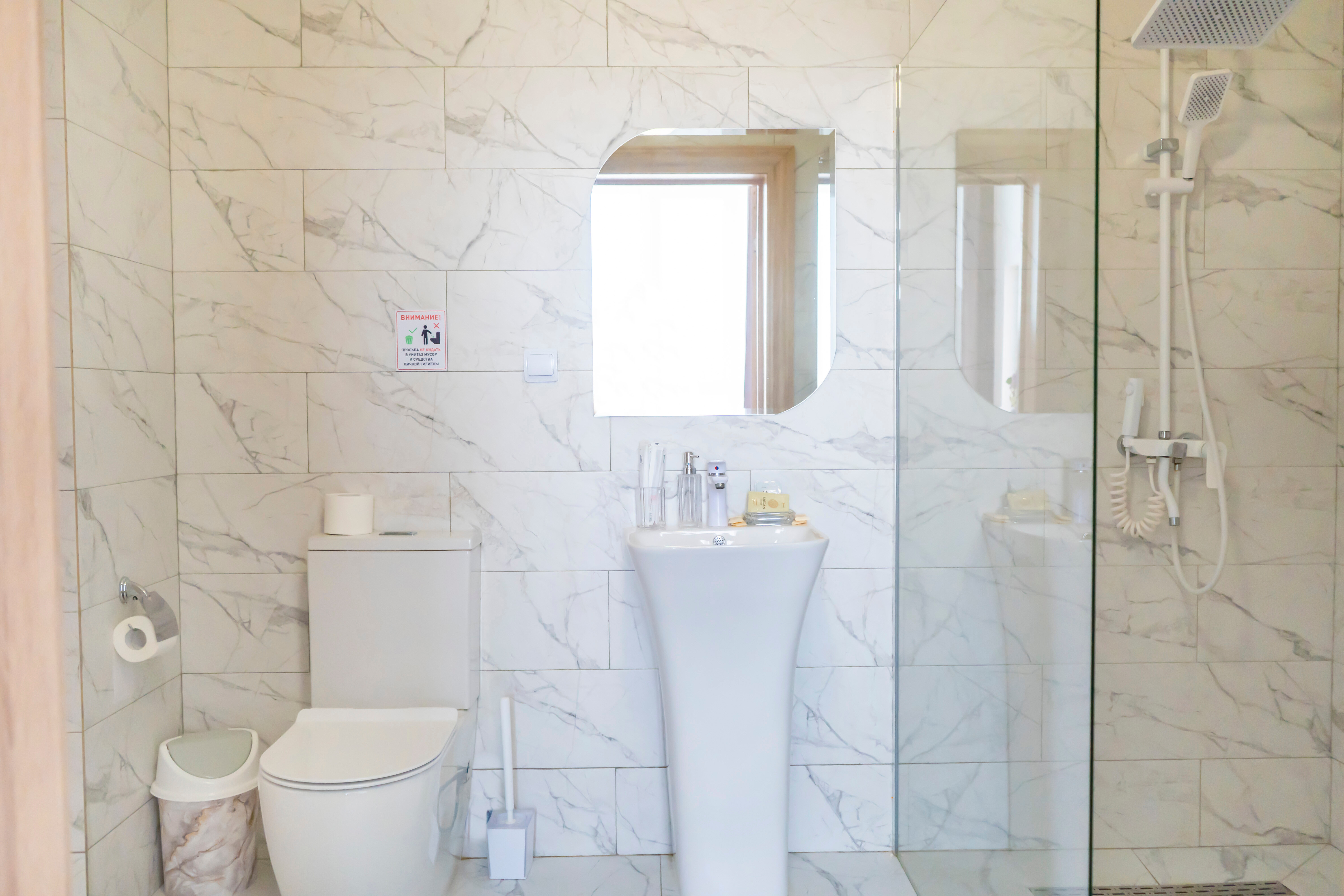 Двухкомнатный номер Люкс на трех-четырех гостей с балконом видом на море (корпус Б)