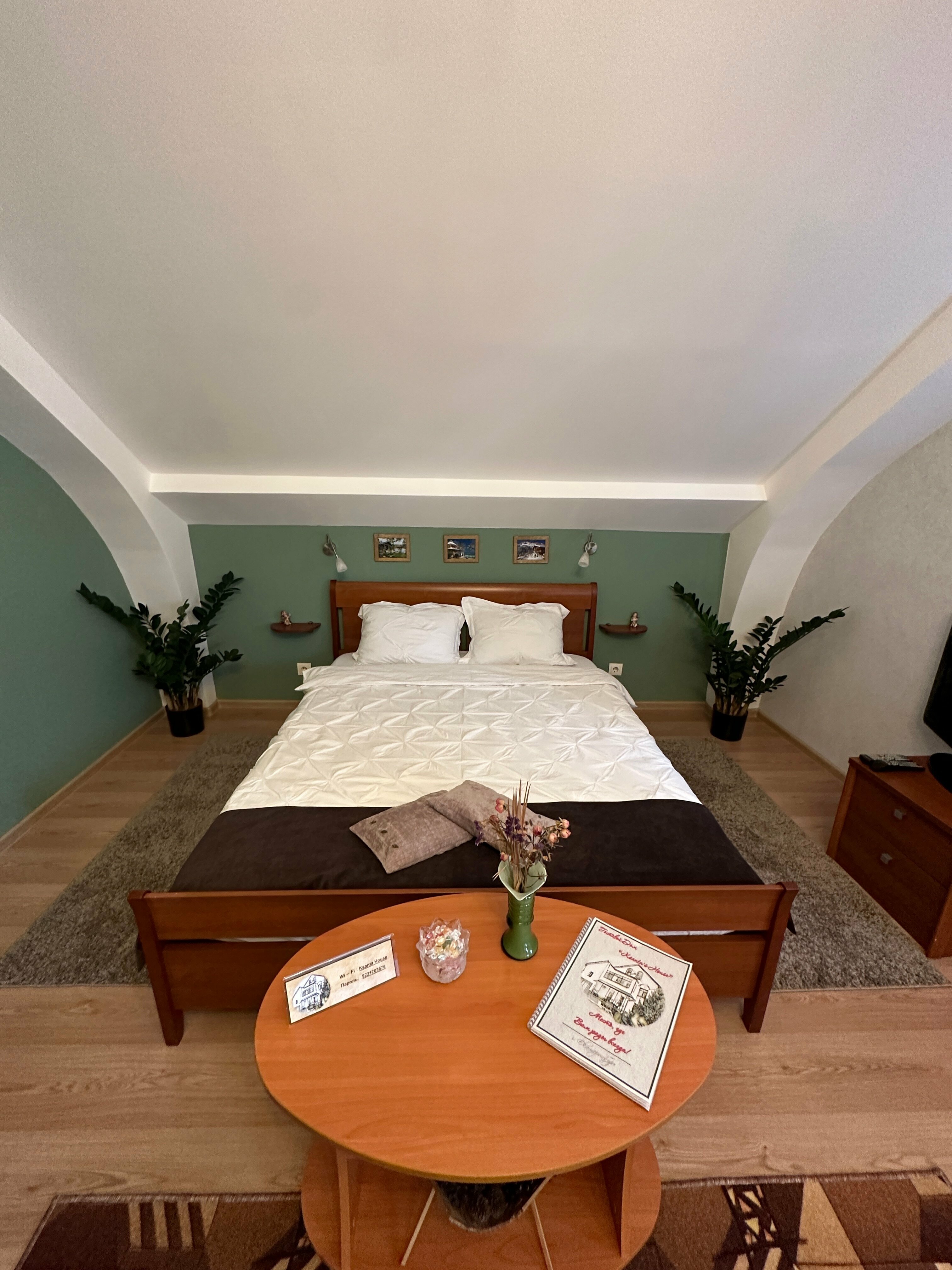 Двухместный номер с двуспальной кроватью и дополнительной кроватью