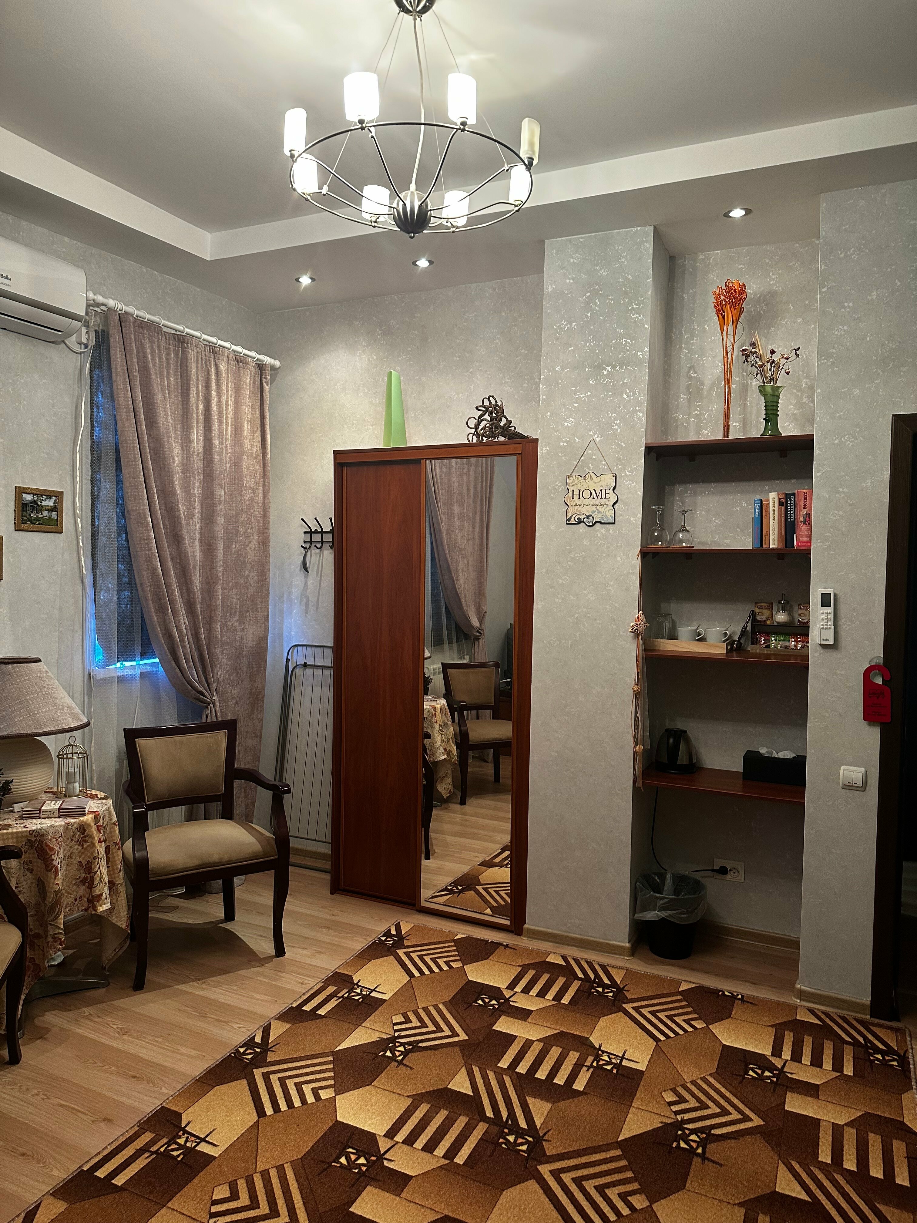 Двухместный номер с двуспальной кроватью и дополнительной кроватью