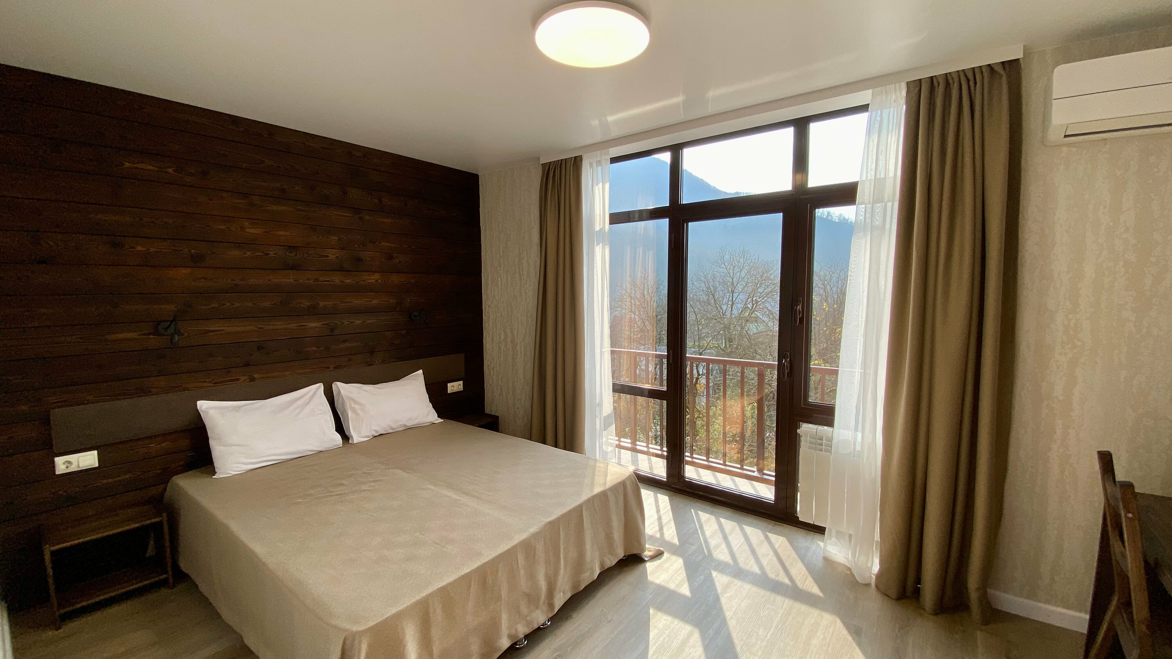 Стандарт с двуспальной кроватью и балконом