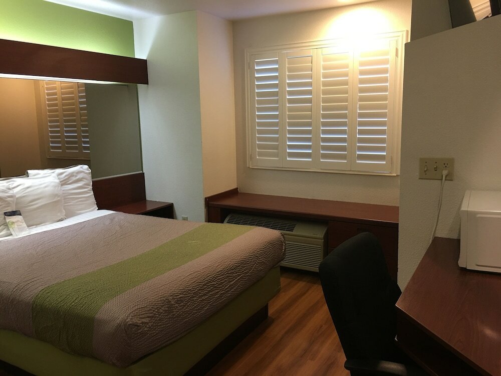 Deluxe Room, 1 Queen Bed, Accessible, Non Smoking