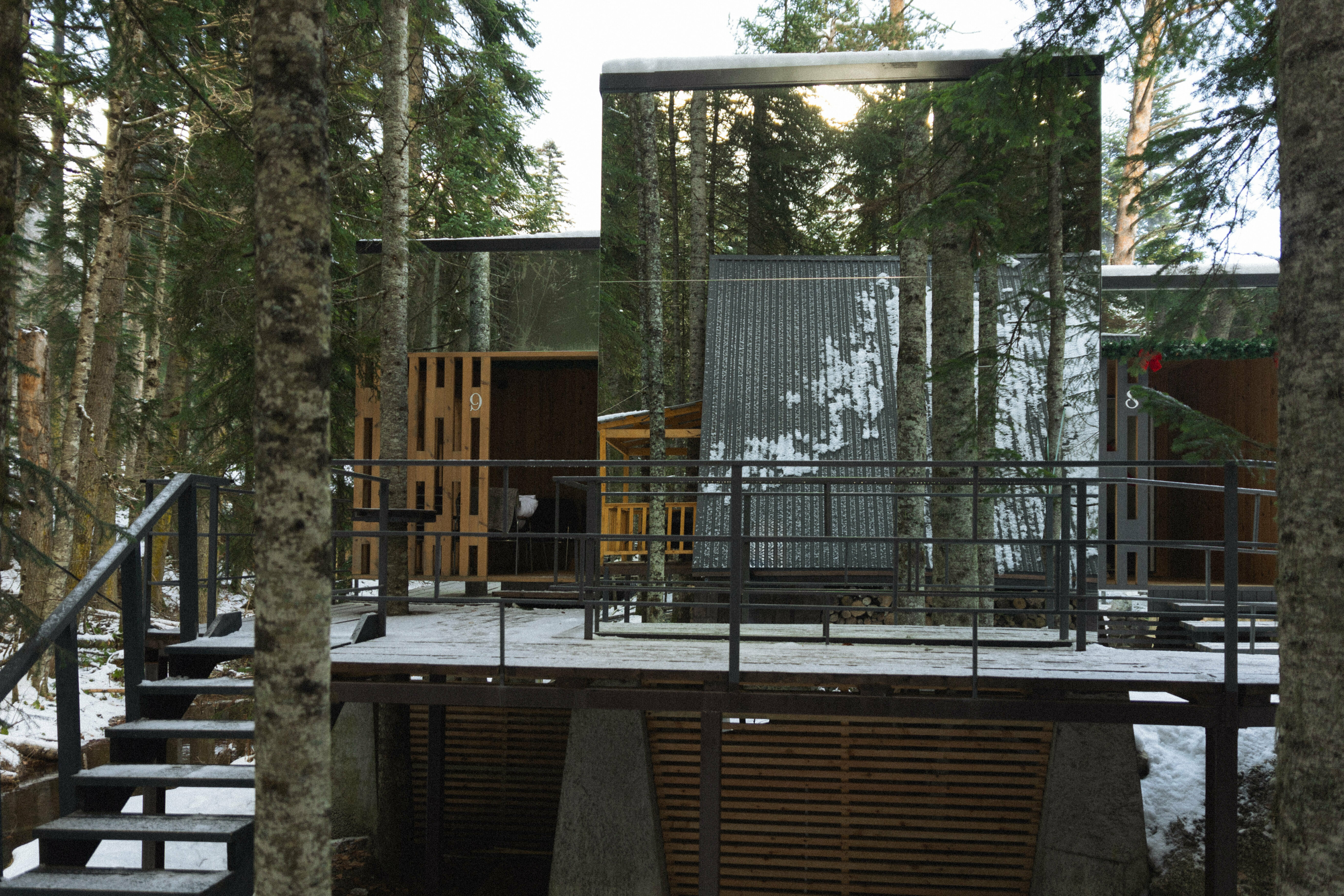 Зеркальный таунхаус люкс  у горной речки