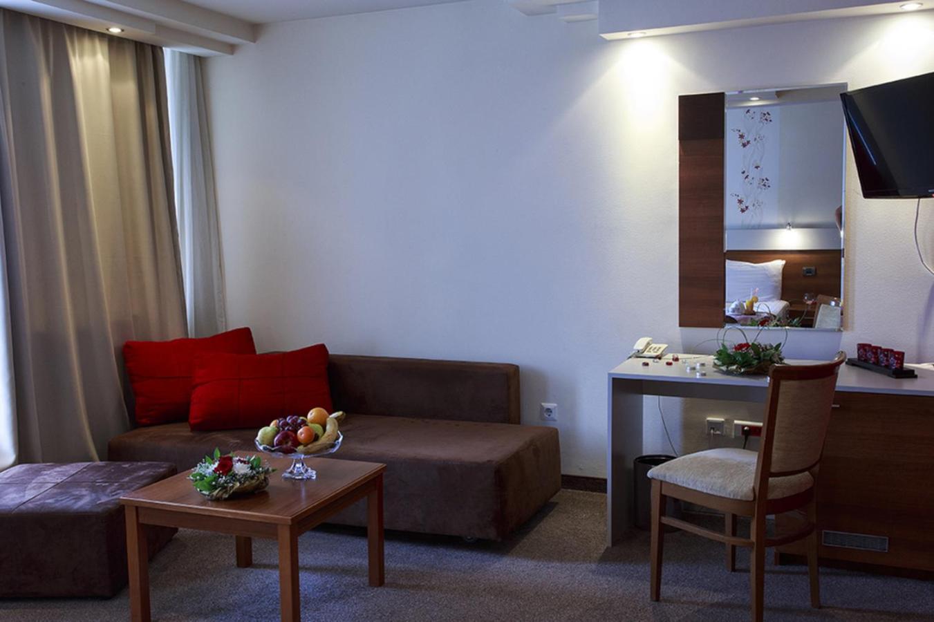 Deluxe Twin Room with Sofa Bed - Free Late Check-out