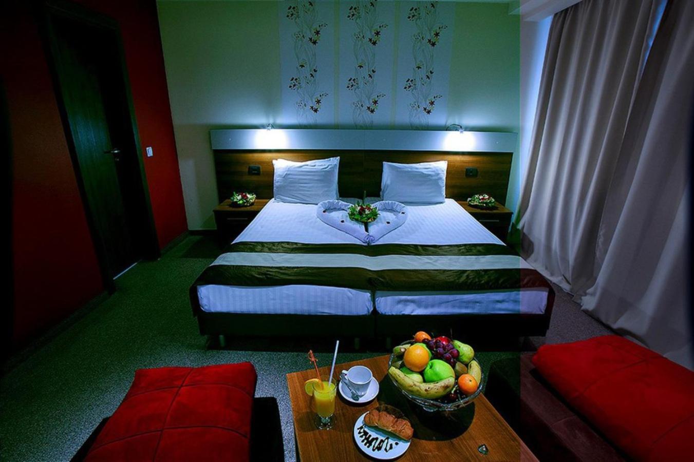 Deluxe Twin Room with Sofa Bed - Free Late Check-out