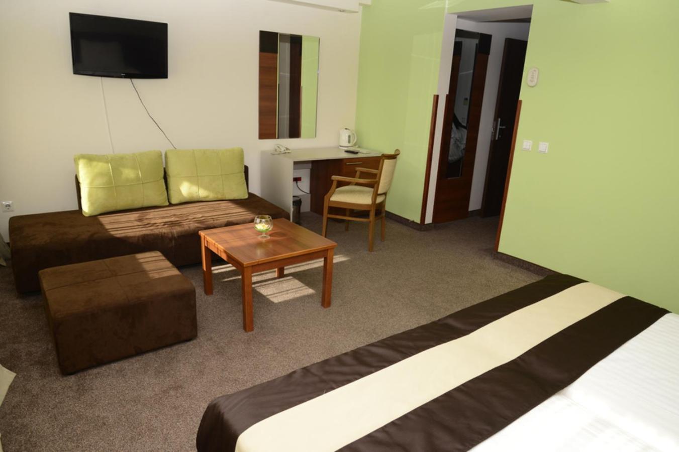 Deluxe Twin Room with Sofa Bed - Free Late Check-out