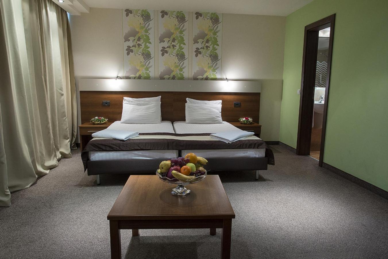 Deluxe Twin Room with Sofa Bed - Free Late Check-out