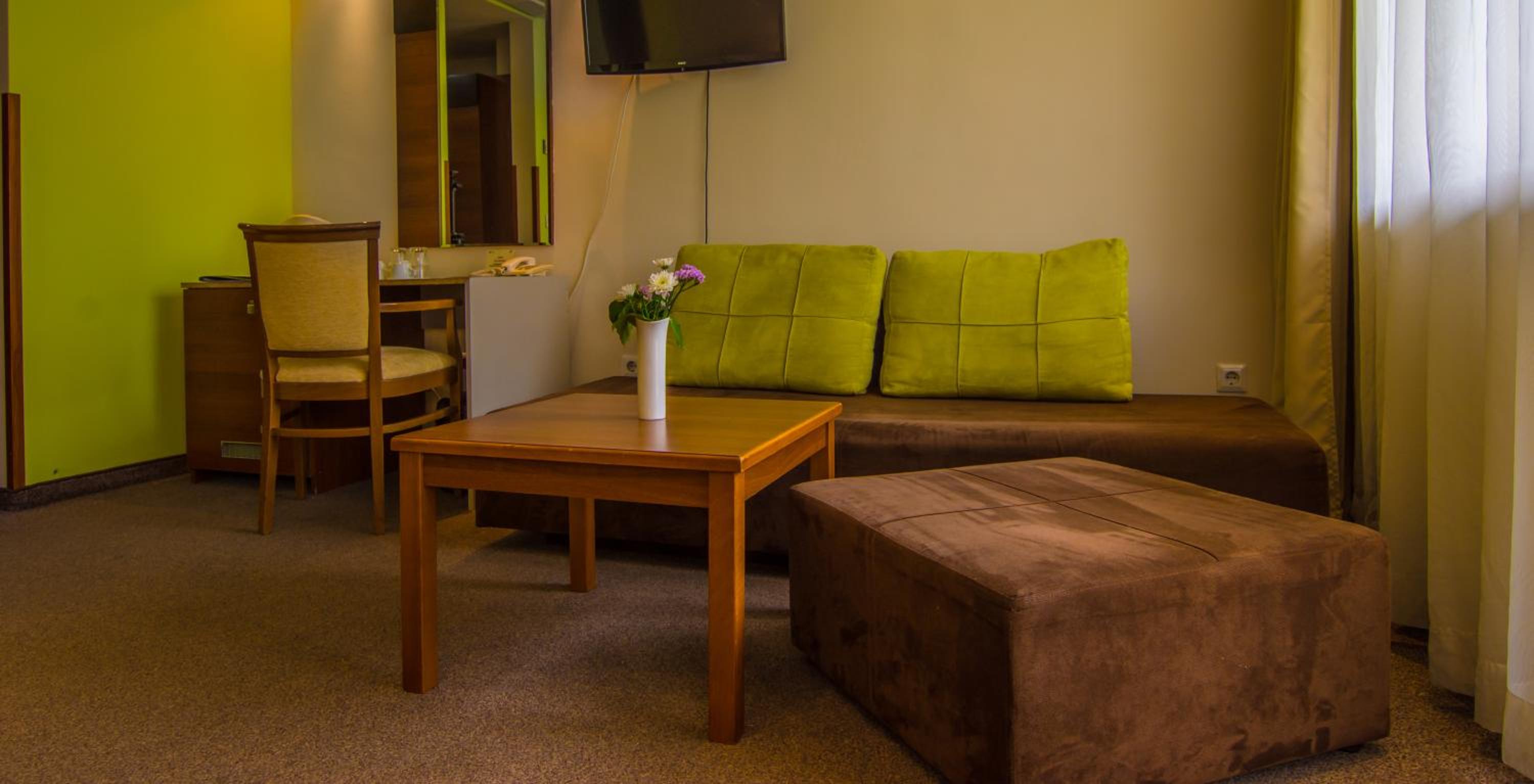 Deluxe Twin Room with Sofa Bed - Free Late Check-out