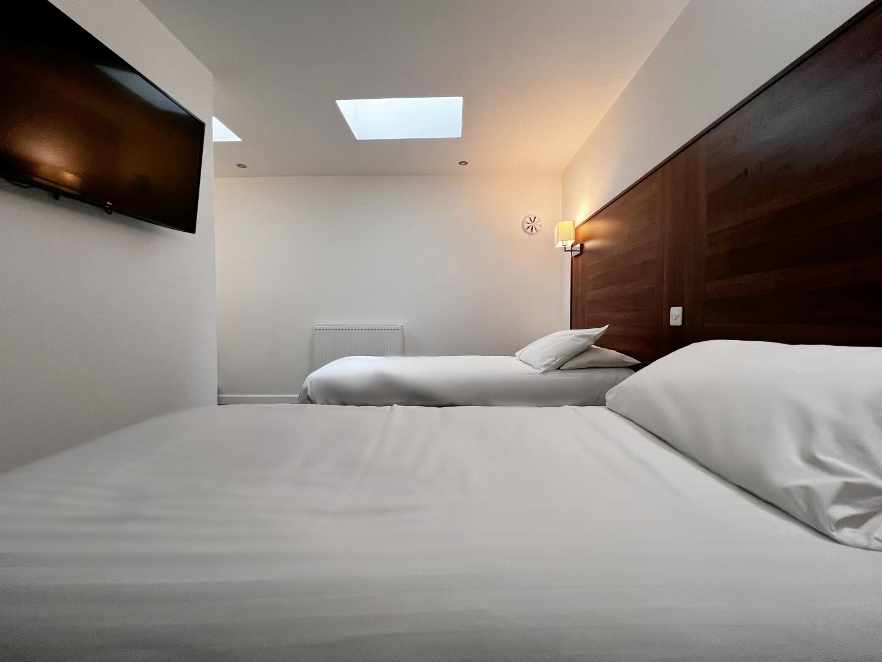 Twin Room with Skylight Window only