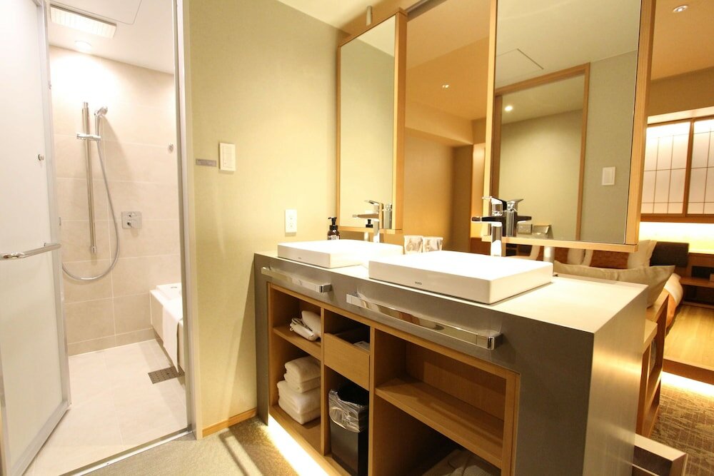 Deluxe Room, 1 King Bed, Non Smoking, Bathtub