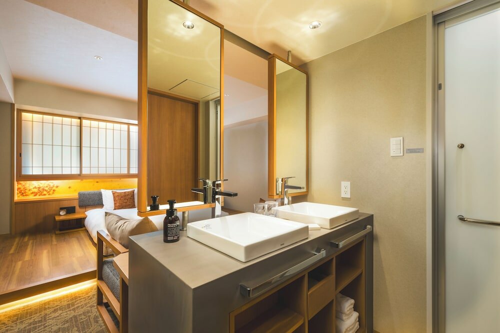 Deluxe Room, 1 King Bed, Non Smoking, Bathtub