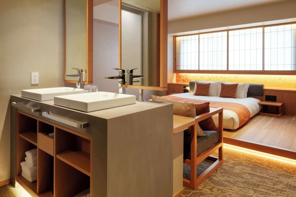 Deluxe Room, 1 King Bed, Non Smoking, Bathtub