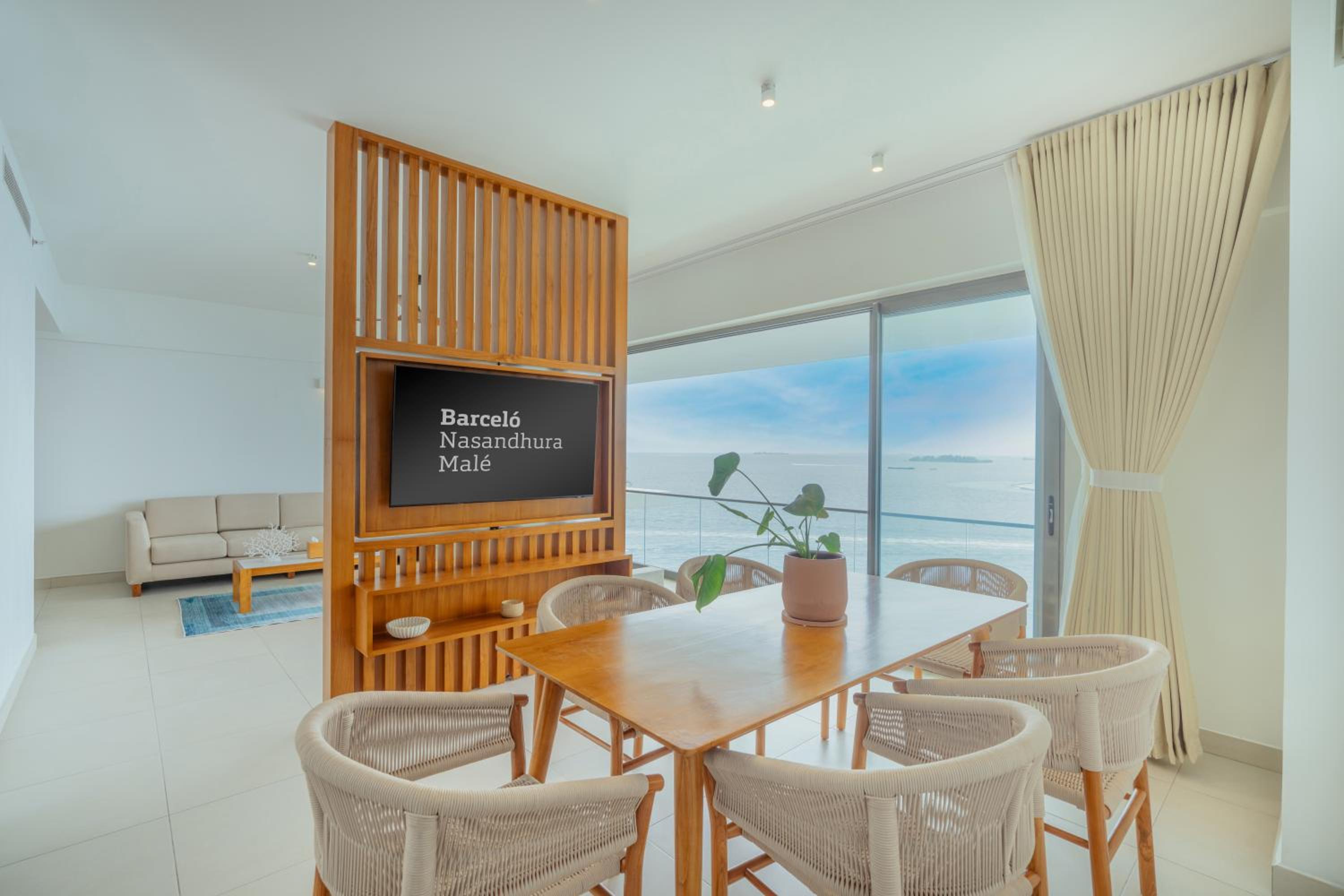 Premium Sea Front 3 Bedroom Master Suite (Free Airport Transfer)