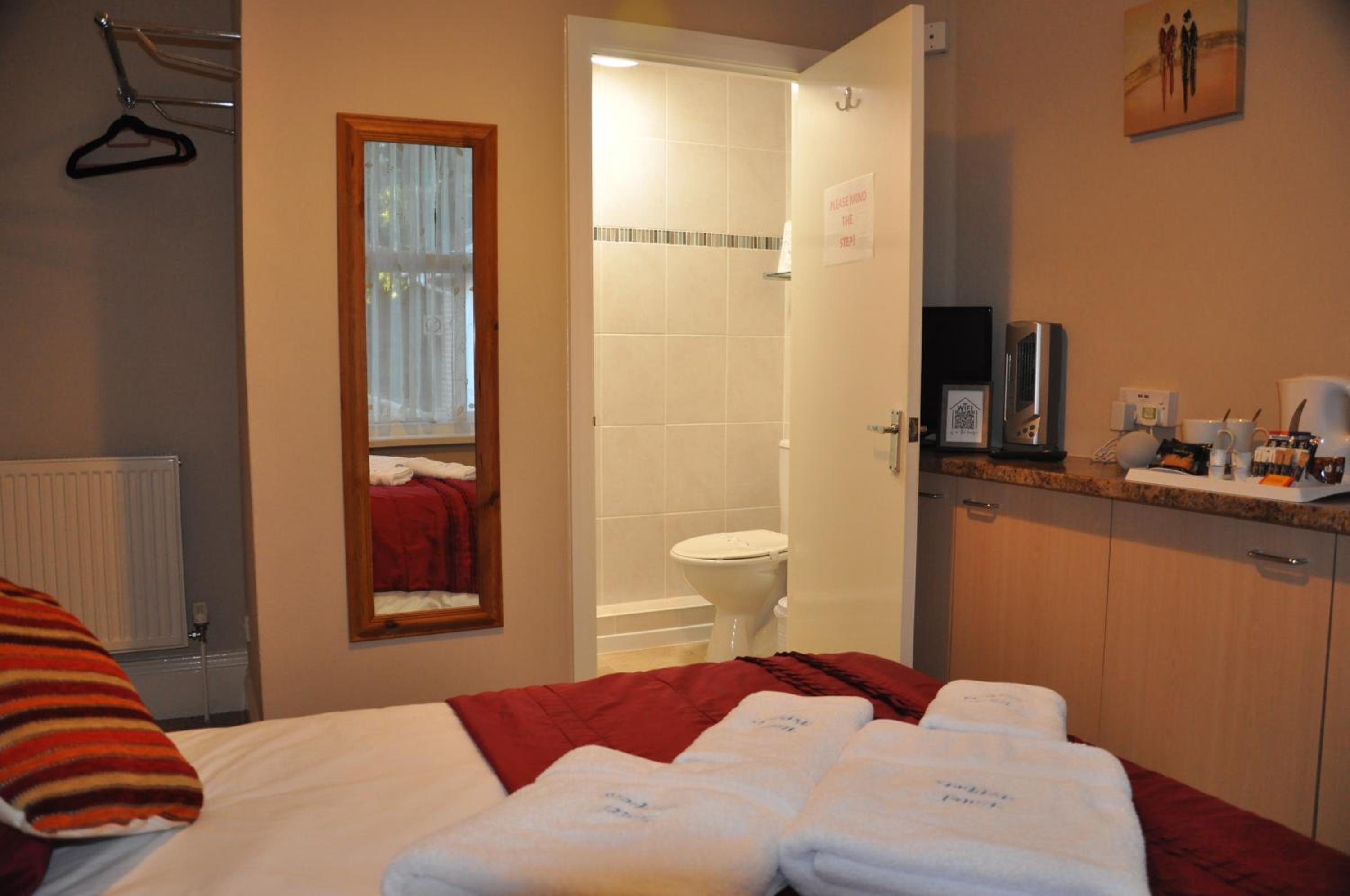 Compact Double Room En-suite with shower