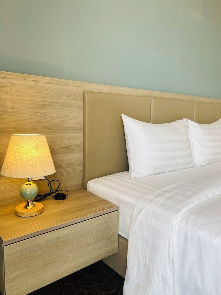 Standard Room, 1 King Bed, City View