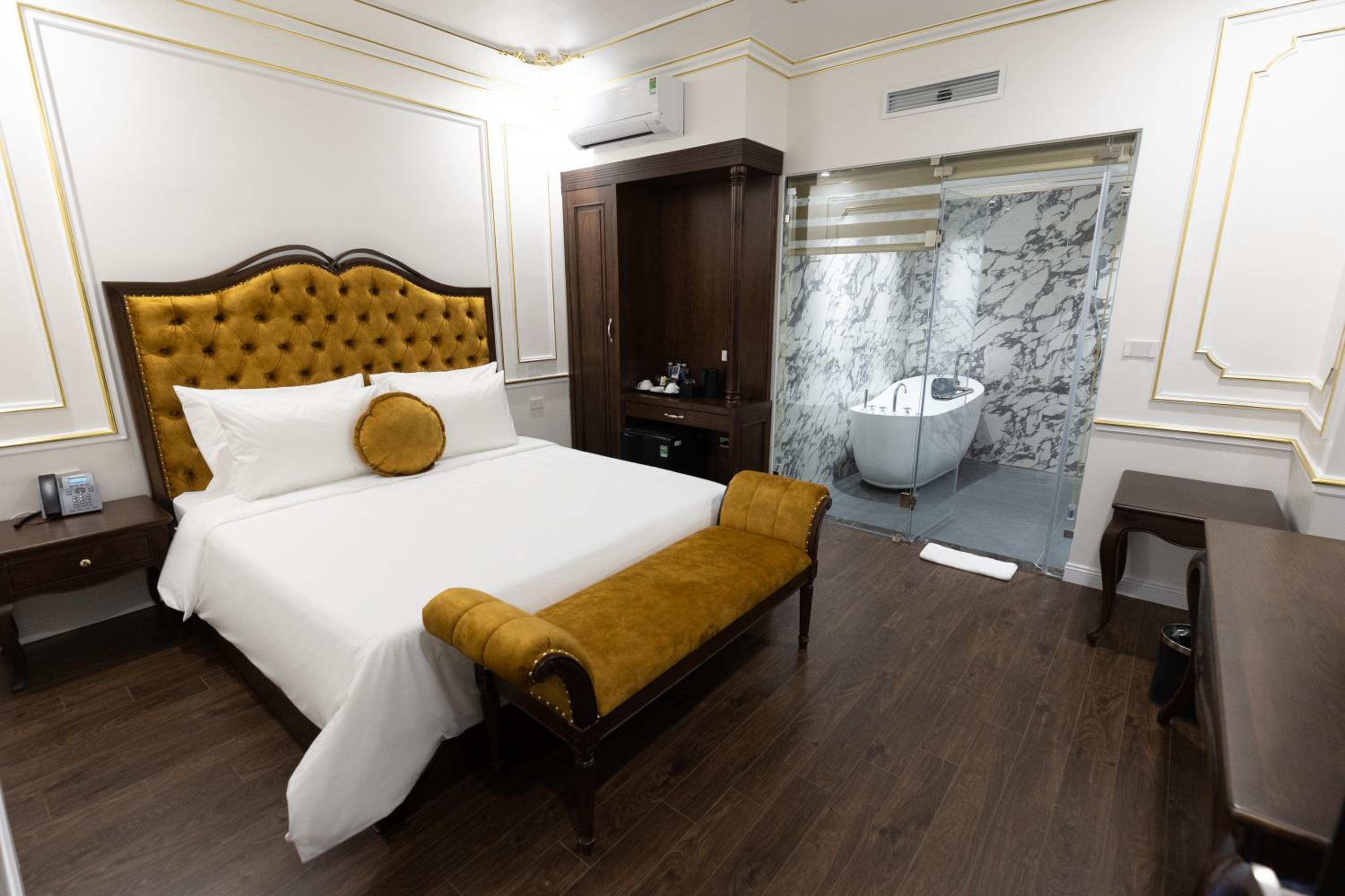 Suite with Spa Bath