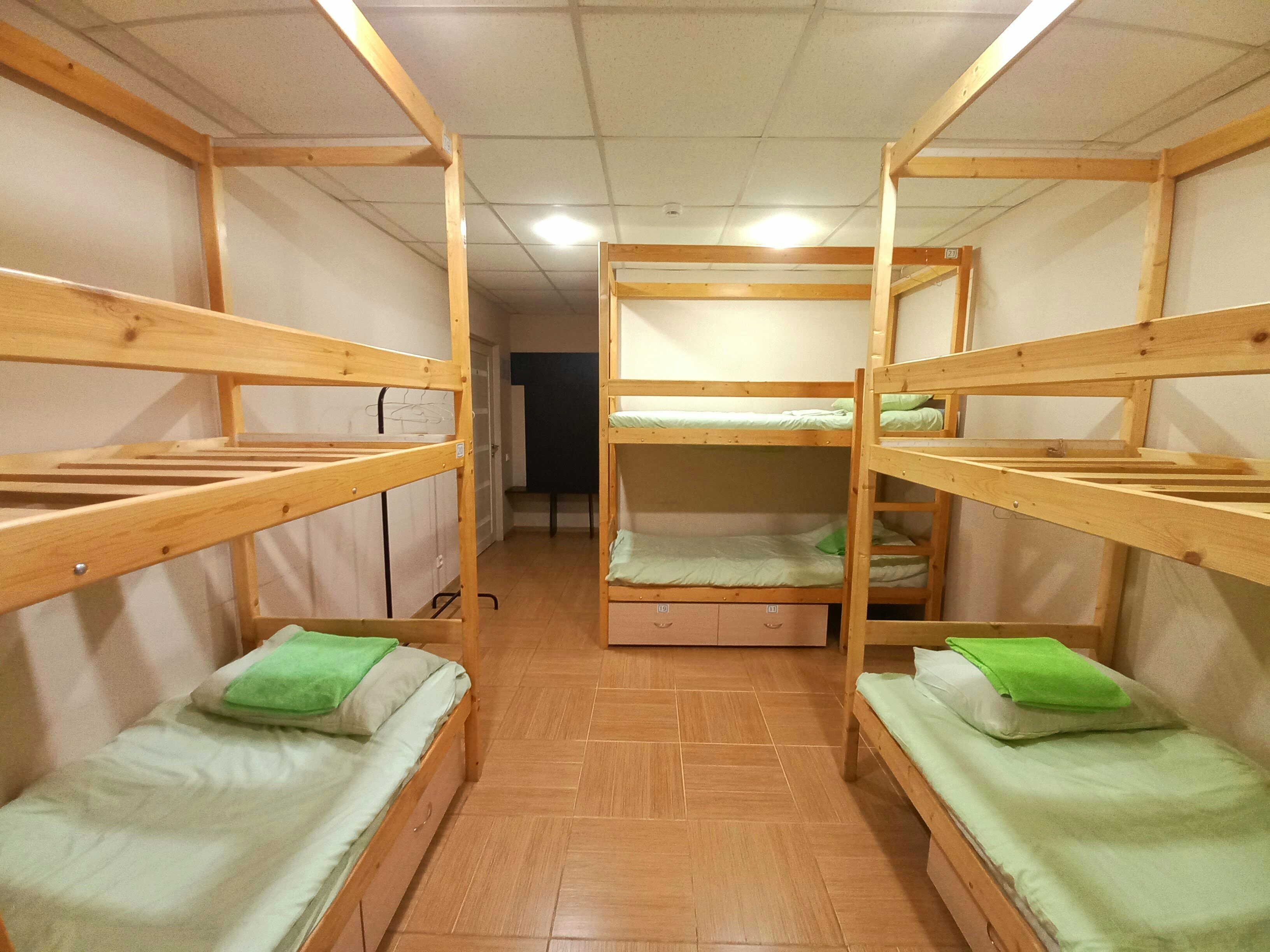 Кровать в общем 8-местном общем номере с душем и туалетом (нижний ярус)