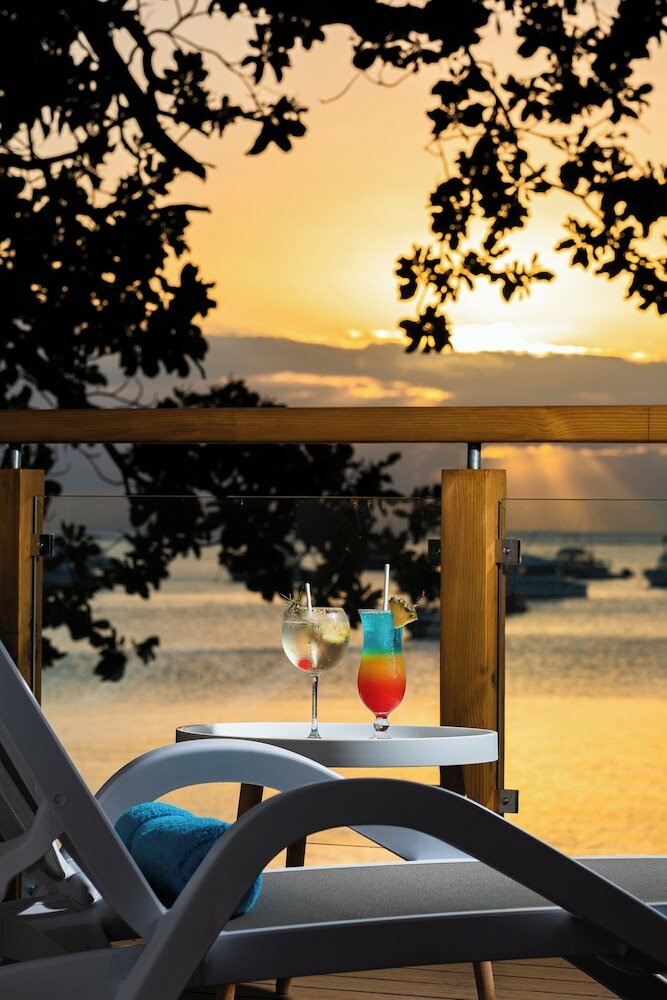 Coral Signature Beach Front with Jacuzzi
