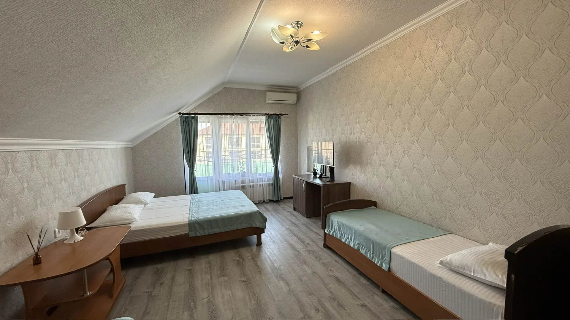 Cемейный номер с собственной ванной комнатой