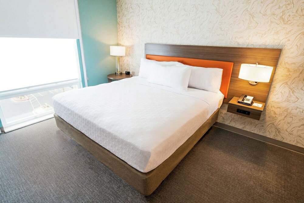 Suite, 1 King Bed, Accessible