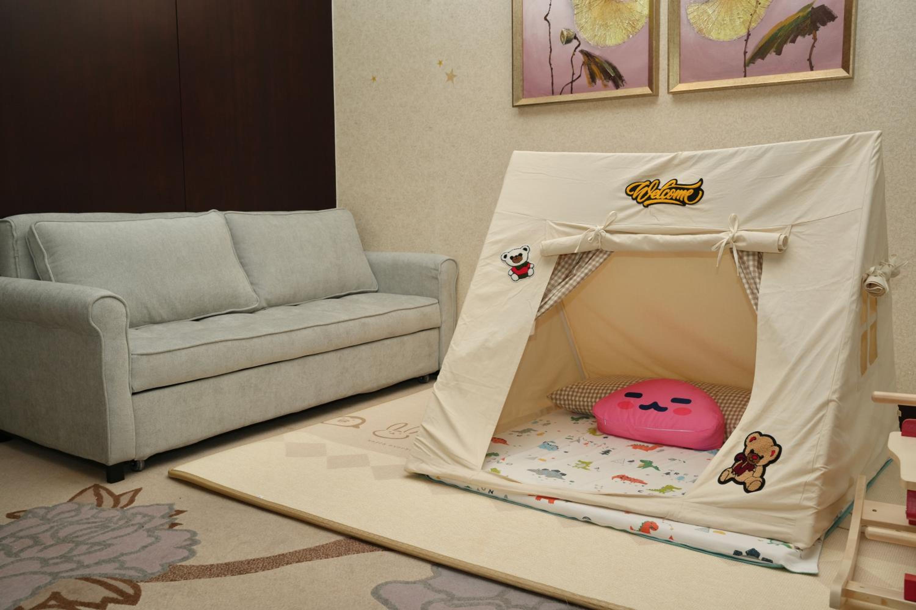 Junior King Suite with Sofa Bed - Kids Theme