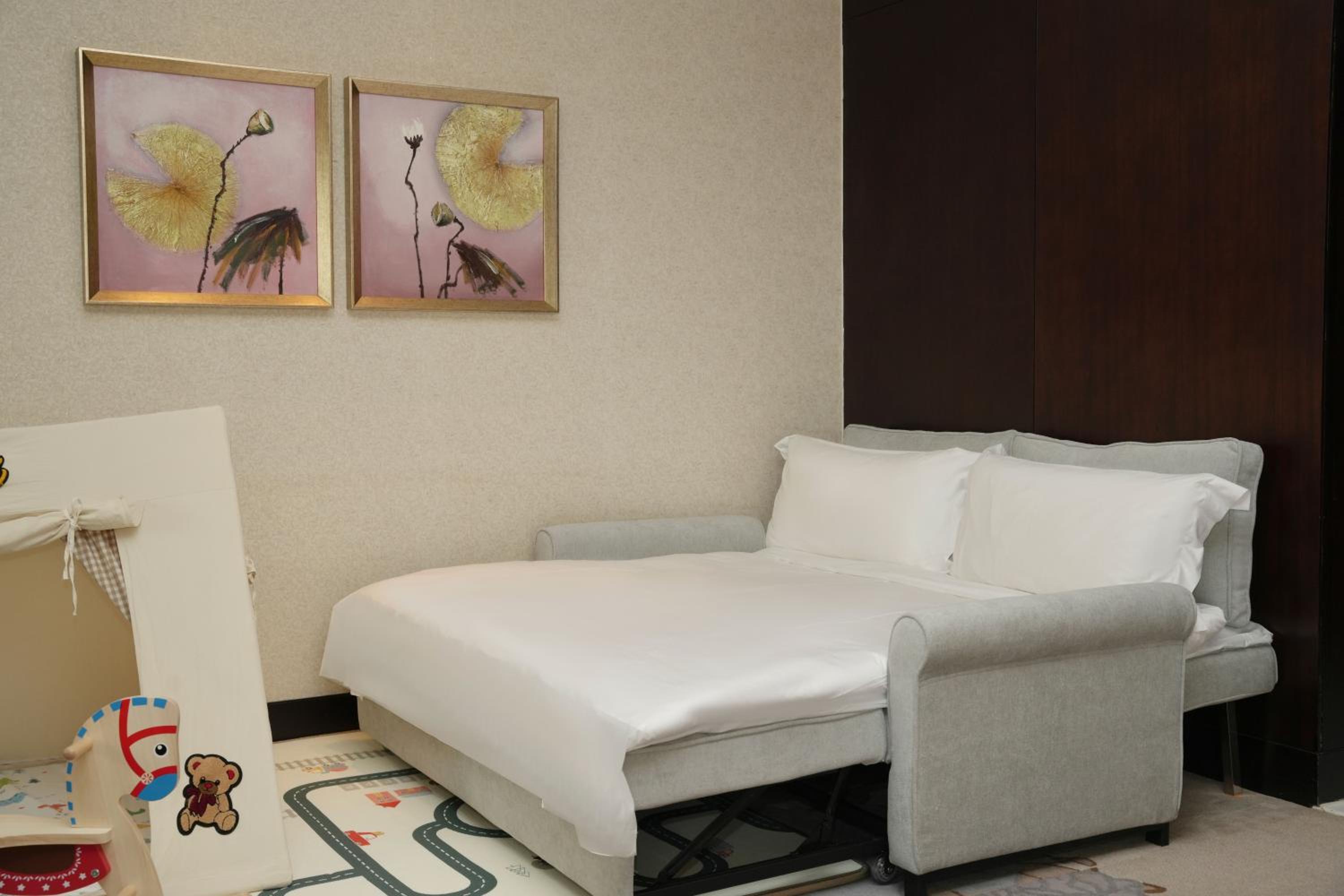 Junior King Suite with Sofa Bed - Kids Theme