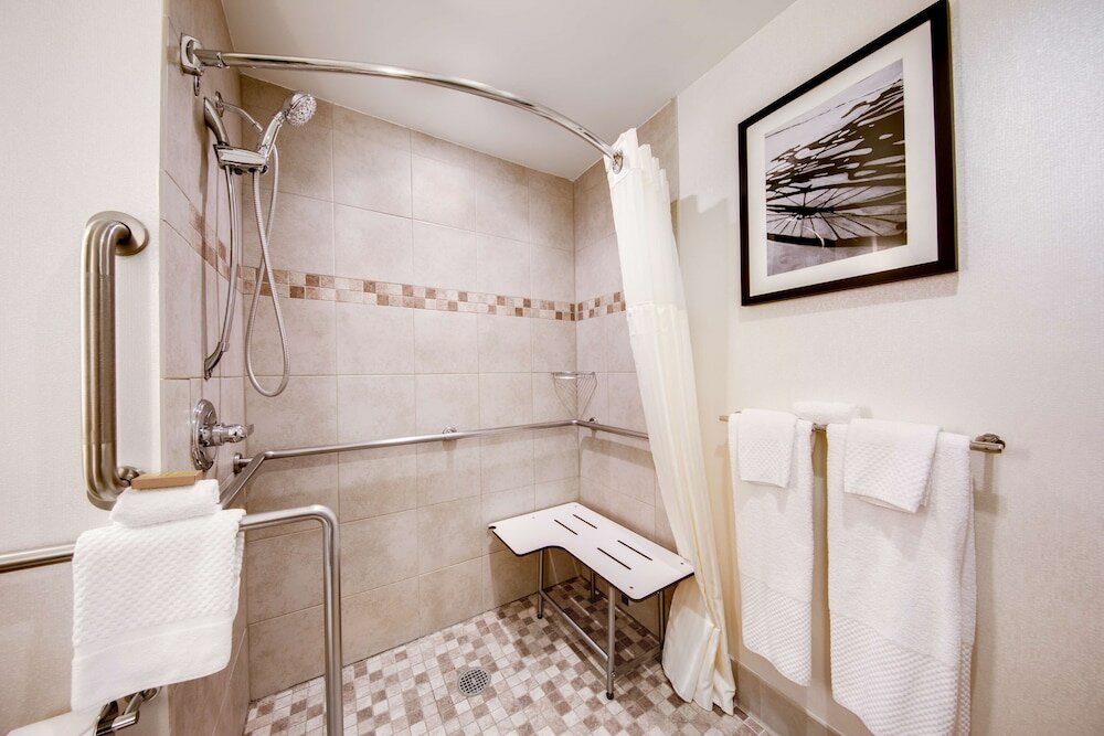 Junior Suite, Accessible (Roll-In Shower)