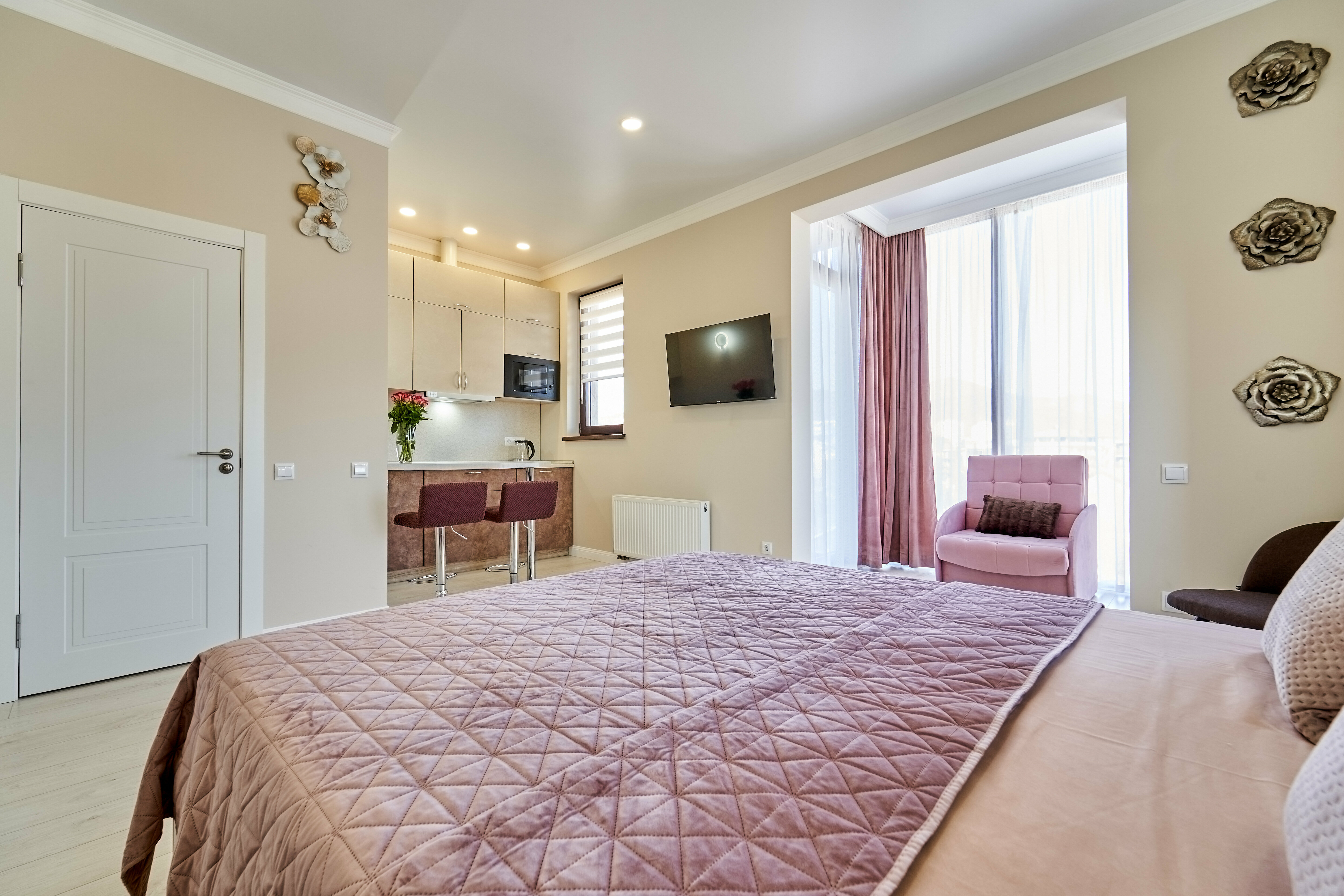 Апартамент с балконом и видом на море и горы