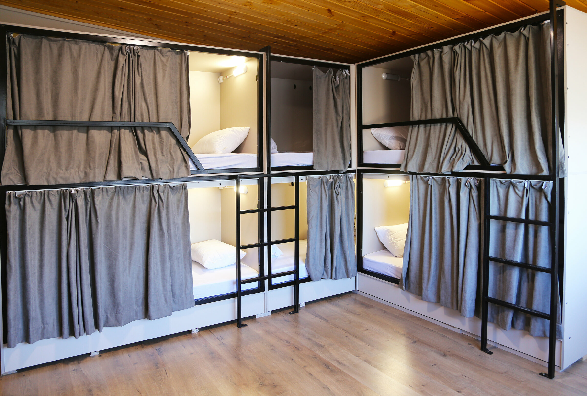 Кровать в общем 6-местном номере для мужчин и женщин