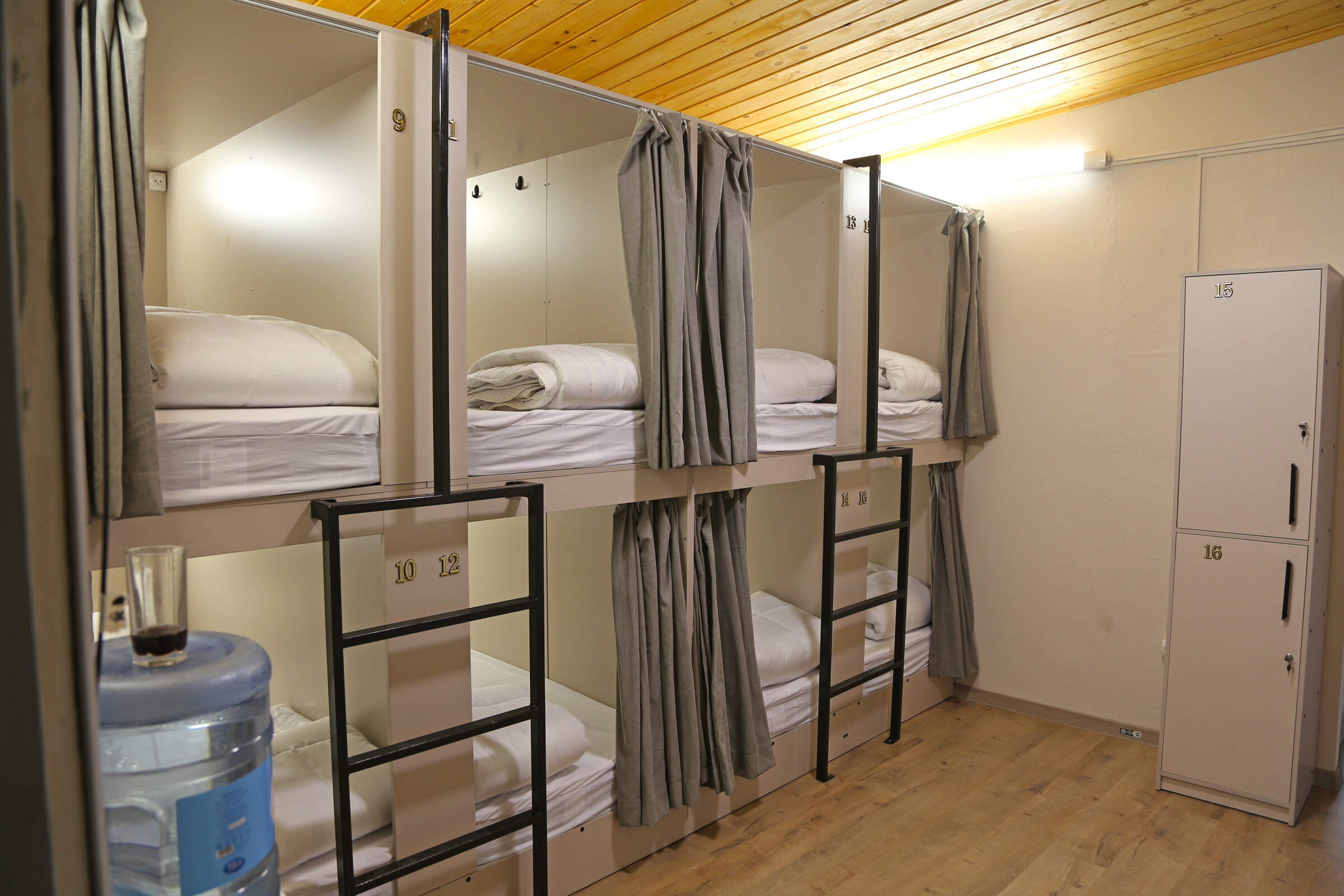 Кровать в общем 8-местном номере для мужчин и женщин