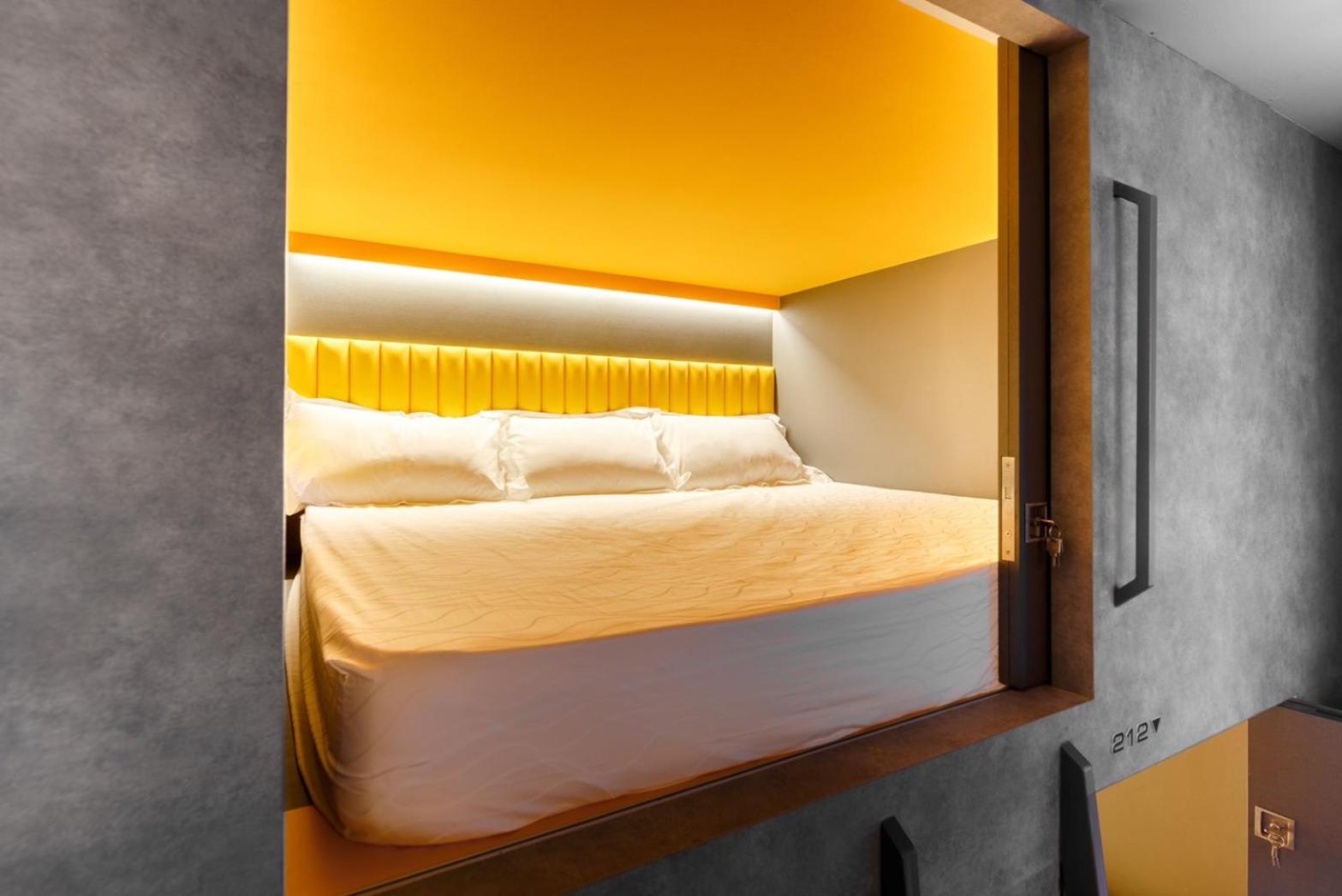 King Pod In Mixed Dorm