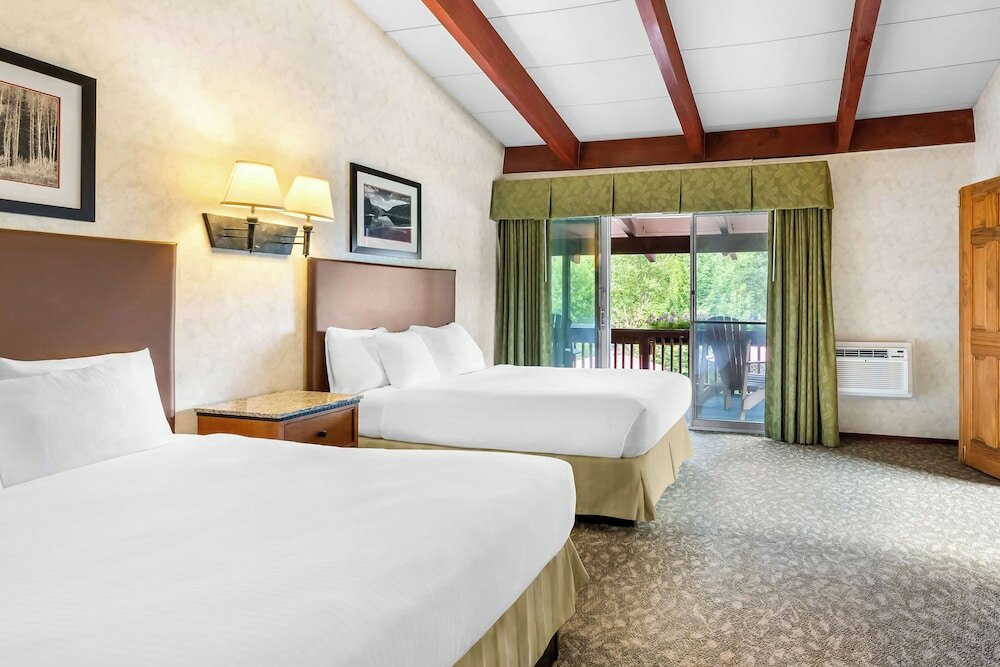 Suite, 2 Queen Beds, Non Smoking, Jetted Tub (2nd Floor;with Sofabed)