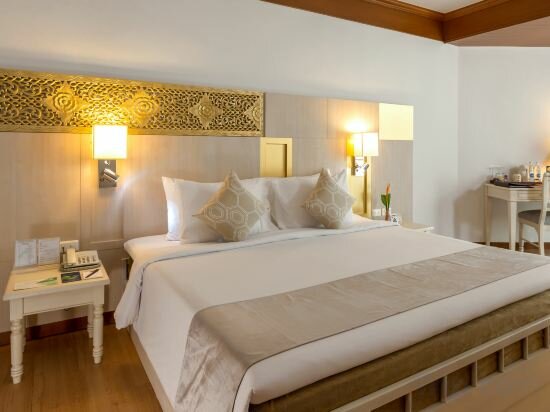 Deluxe Side Sea View 1 King Bed