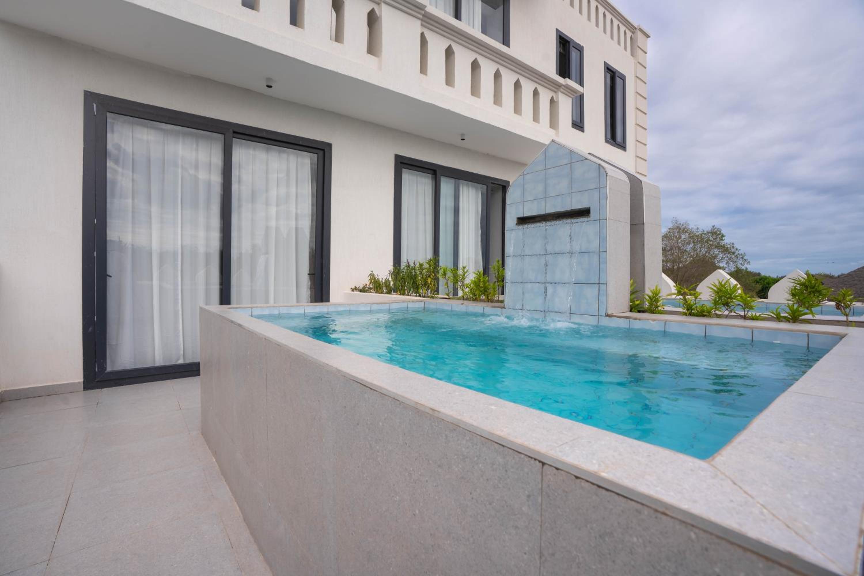 Family Room with Jacuzzi & Garden View