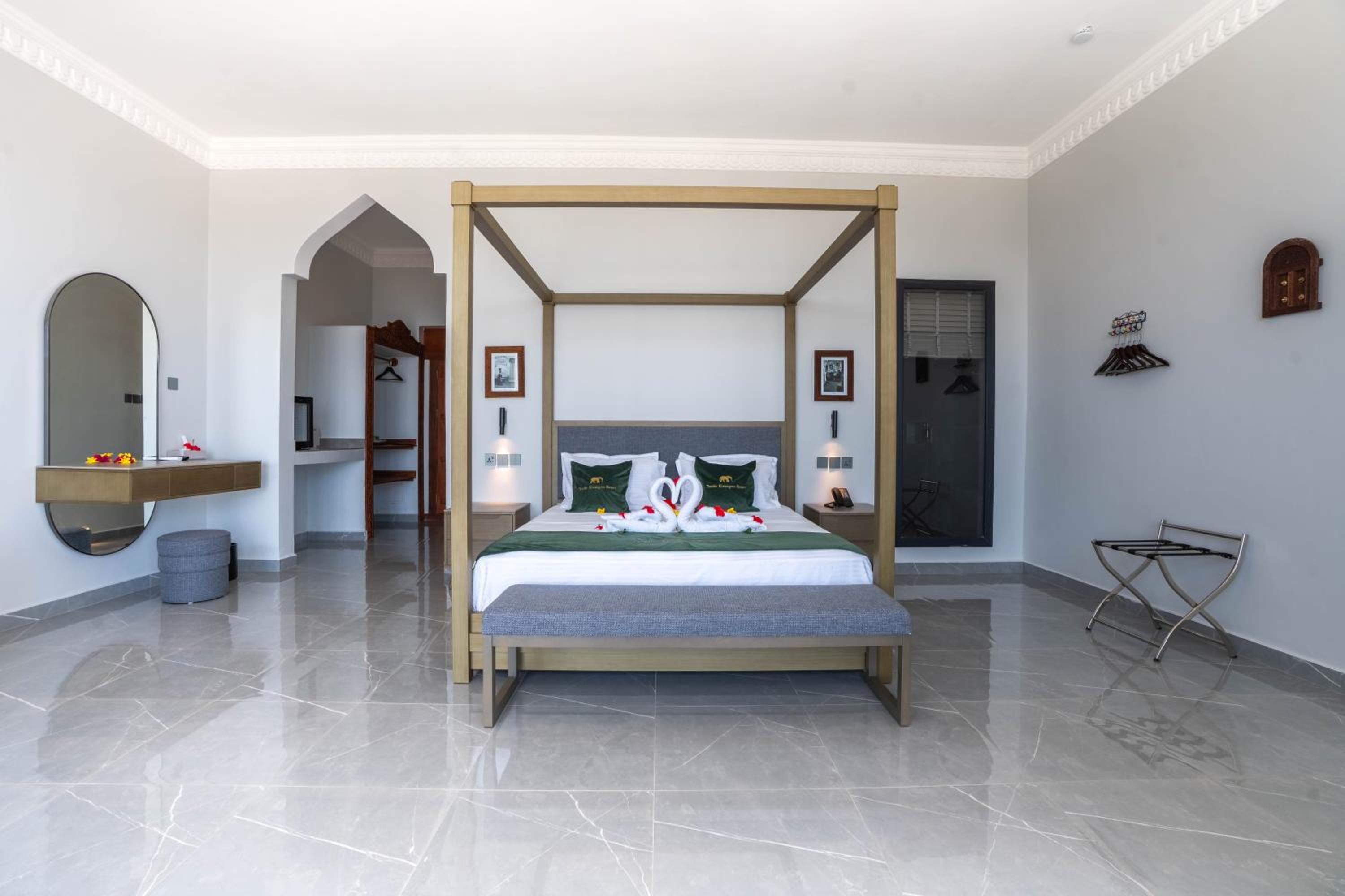 Suite with Balcony Pool View & Sea View