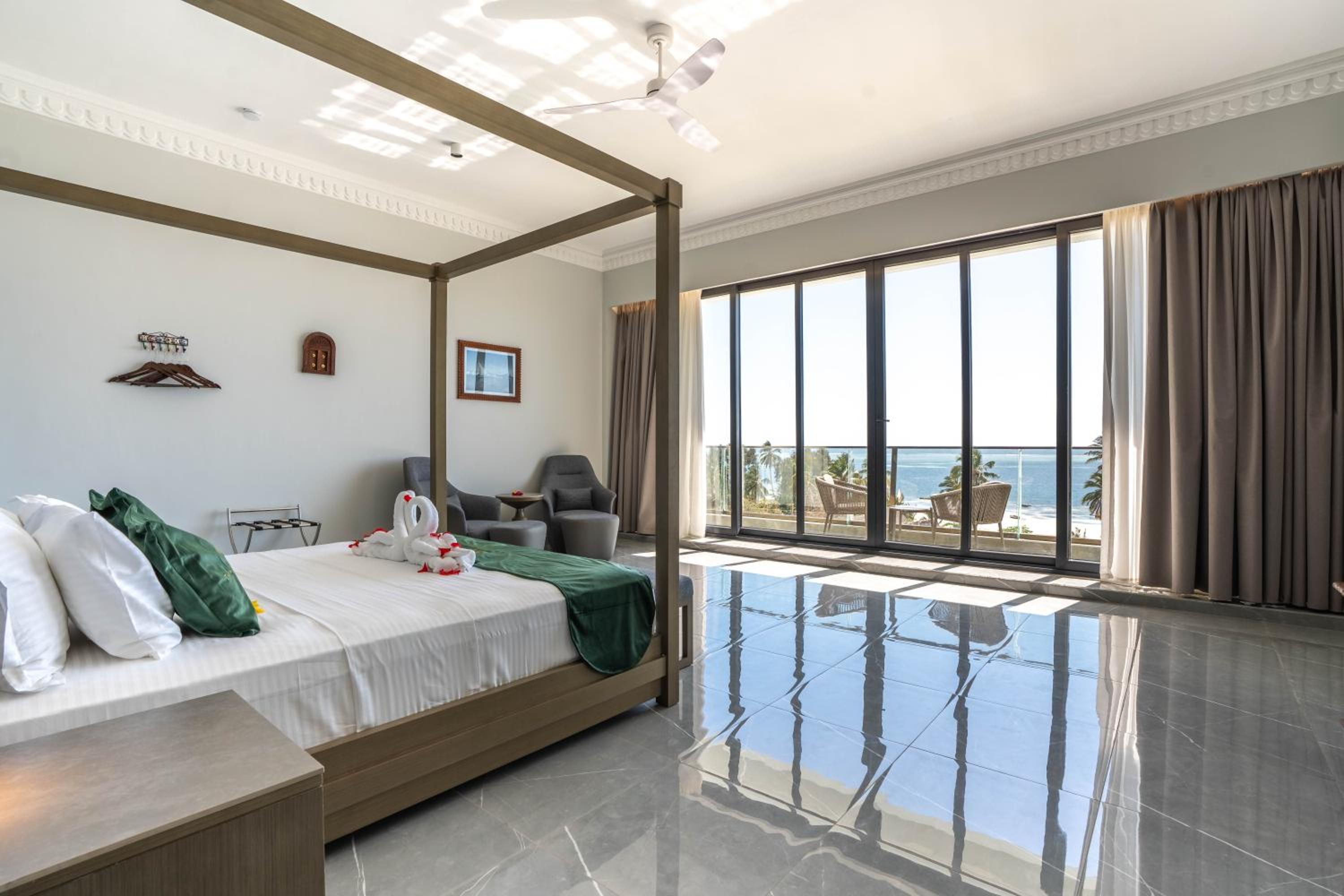 Suite with Balcony Pool View & Sea View