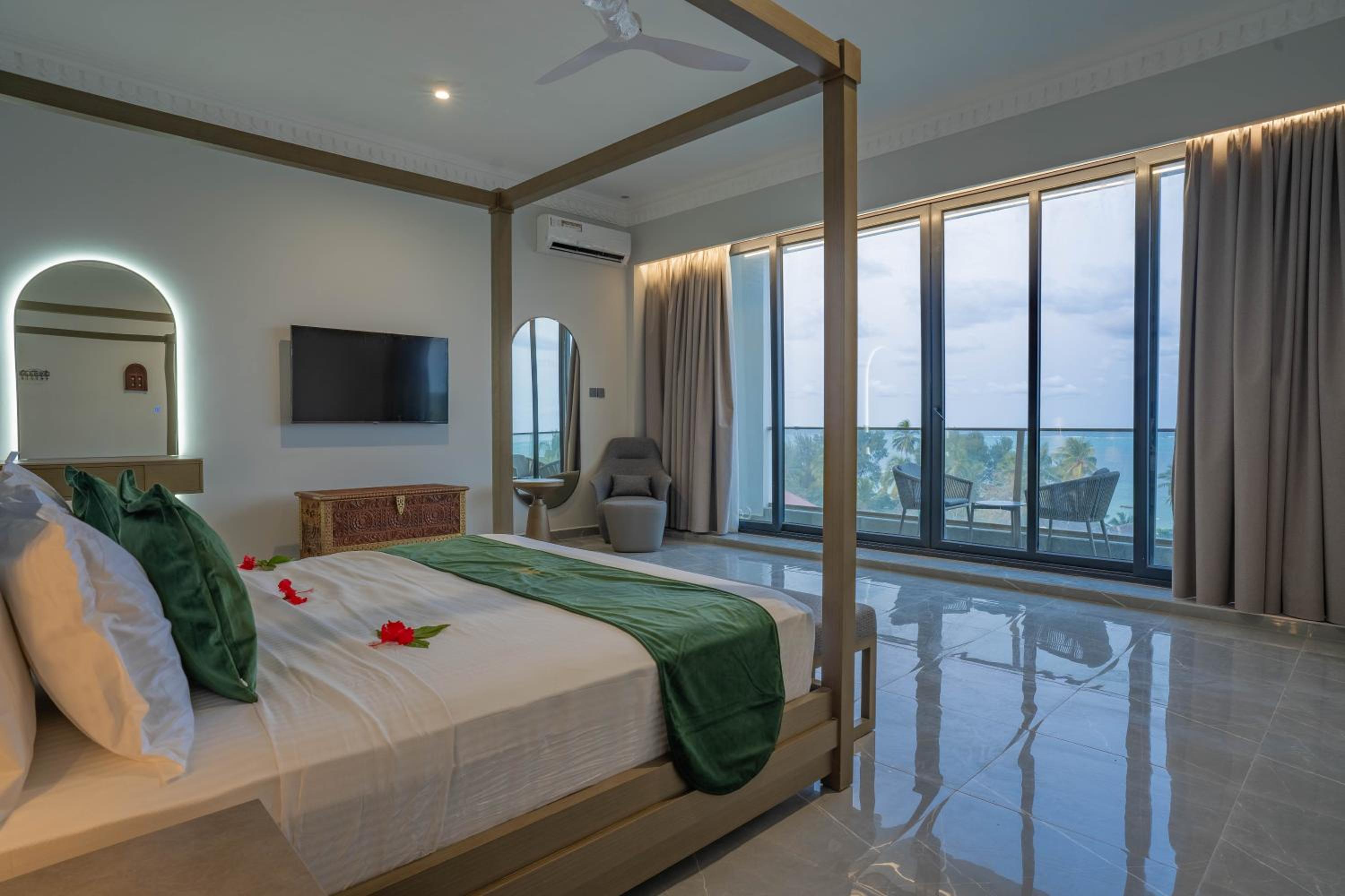 Suite with Balcony Pool View & Sea View