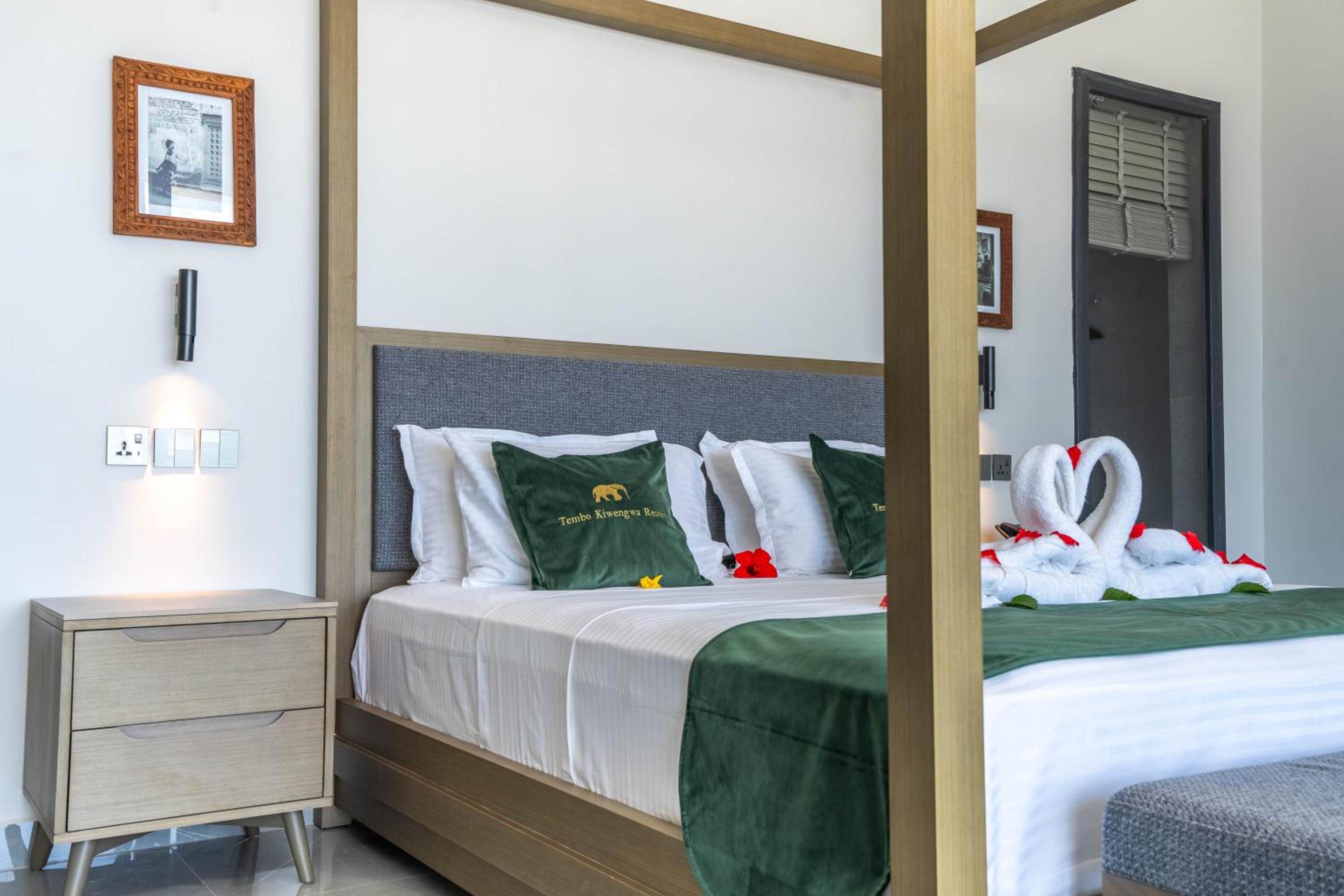 Suite with Balcony Pool View & Sea View