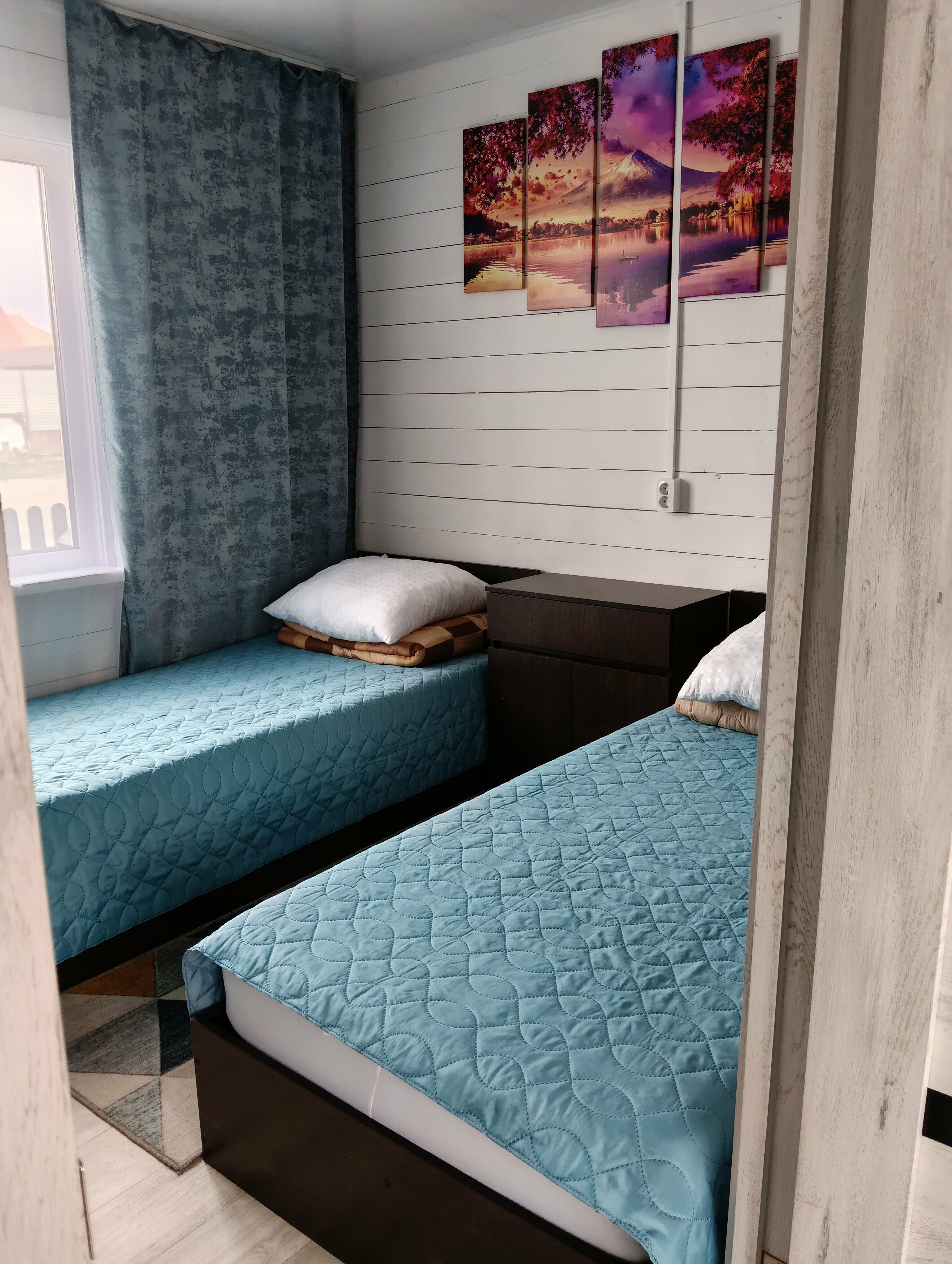 благоустроенный 4-х местный домик со своей кухней и с.узлом